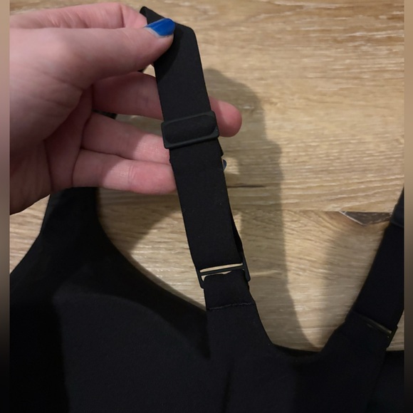 Vuori Dynamic Tank Top High Performance Support in Black - Picture 7 of 8